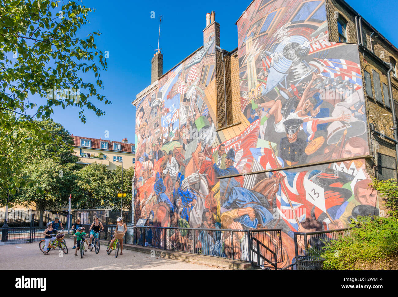 Un tour in bicicletta le persone che visualizzano la battaglia di Cable Street murale cavo shadwell street Londra Inghilterra REGNO UNITO GB EU Europe Foto Stock