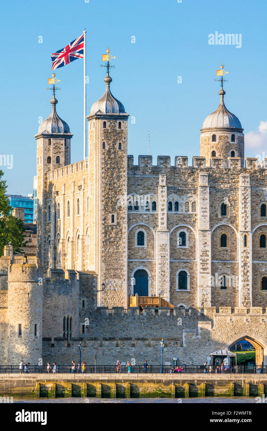La torre bianca e delle mura del castello Torre di Londra visualizza i dettagli di City di Londra Inghilterra GB UK EU Europe Foto Stock