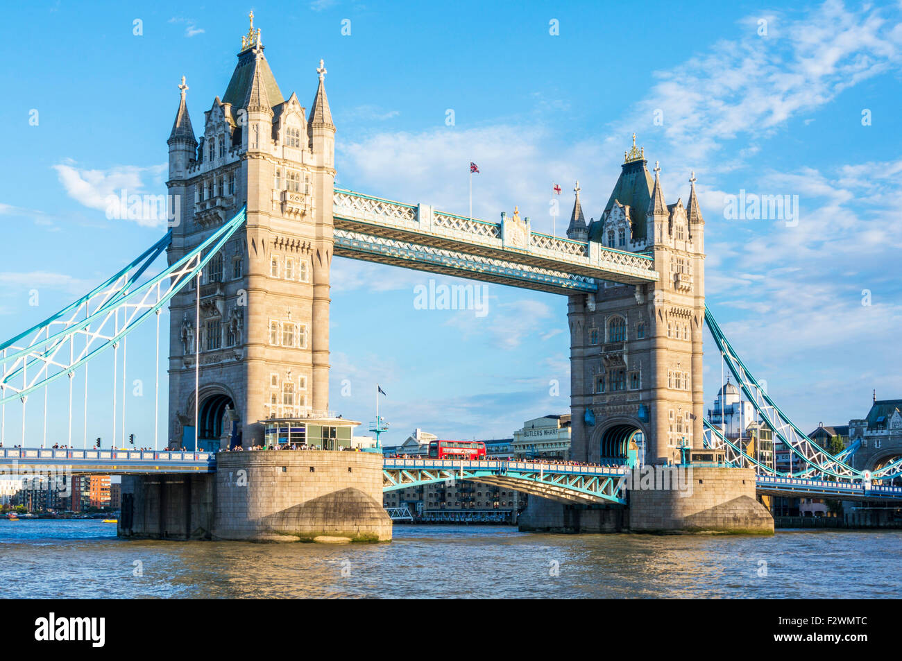Red london bus attraversando il Tower Bridge e il fiume Tamigi City di Londra Inghilterra GB UK EU Europe Foto Stock