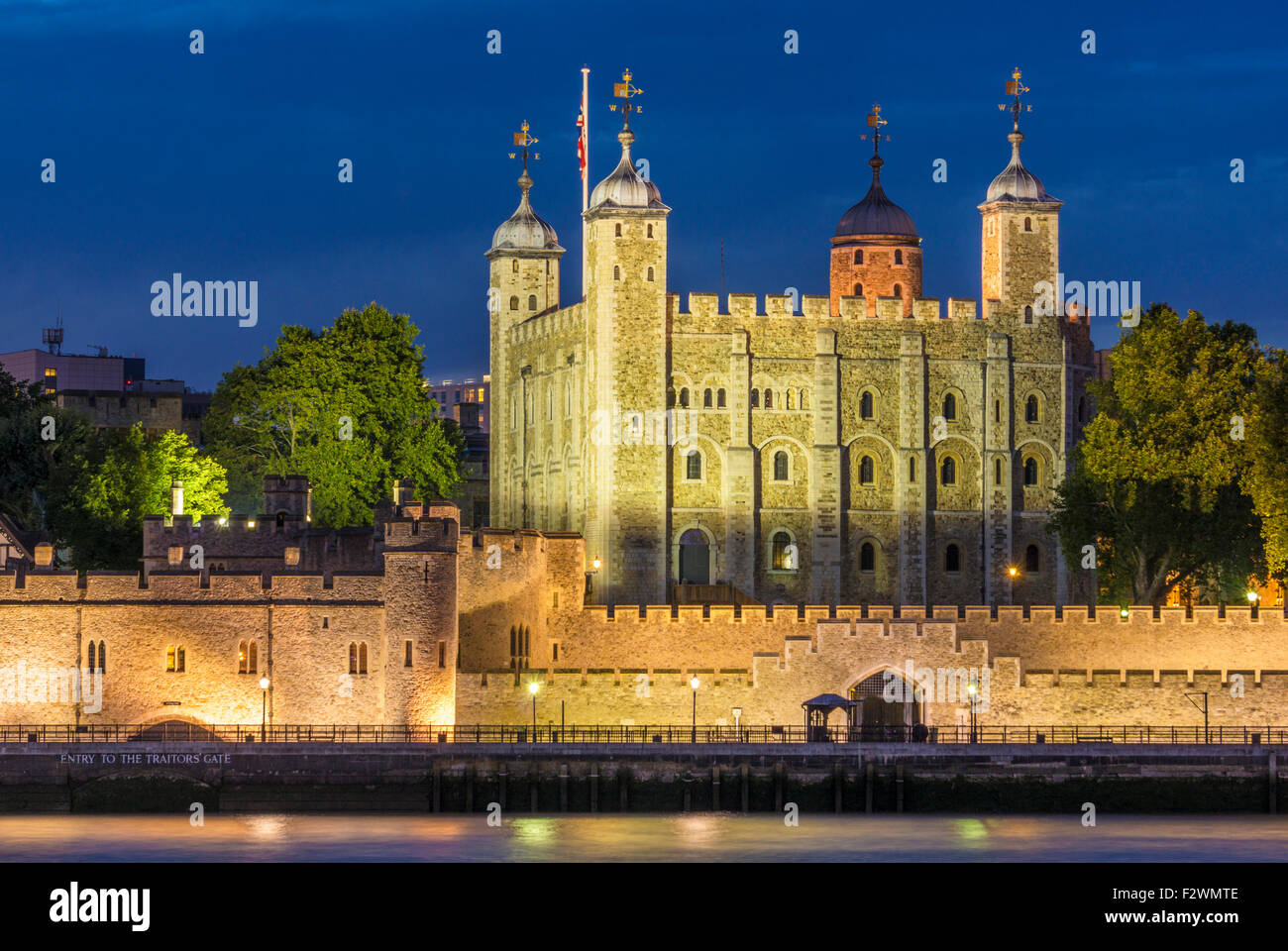 La torre bianca e delle mura del castello Torre di Londra vista notturna città di Londra, Inghilterra GB UK EU Europe Foto Stock