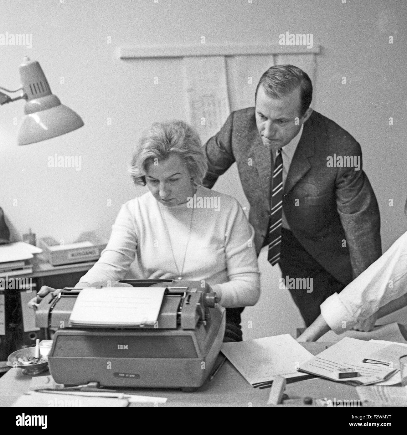 Deutscher Nachrichtensprecher Karl Heinz Köpcke in der Redaktion der "Tagesschau" beim NDR di Amburgo, Deutschland 1960er Jahre. Notizie tedesca presenter Karl Heinz Koepcke alla redazione di notizie mostrano "Tagesschau" presso l'edificio della Norddeutscher Rundfunk TV e stazioni radio a Amburgo, Germania 1960s. Foto Stock