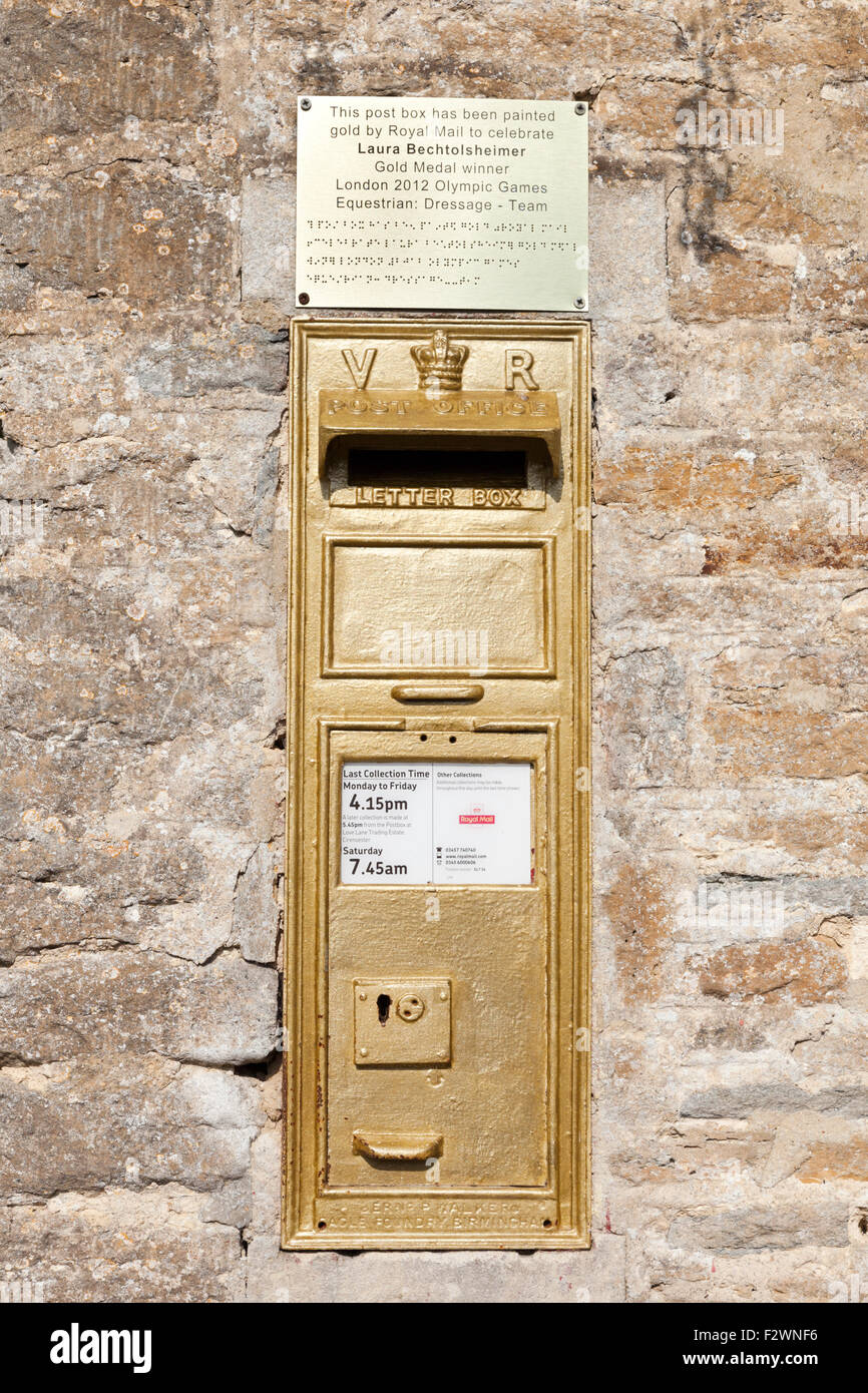 L'oro-Vittoriano dipinto casella postale nel villaggio Costwold di Ampney San Pietro, GLOUCESTERSHIRE REGNO UNITO Foto Stock