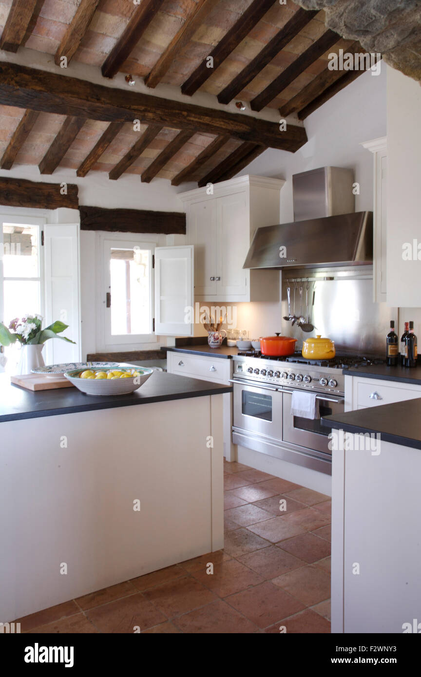 Italiana moderna cucina di paese con rustici in legno travi a soffitto Foto Stock