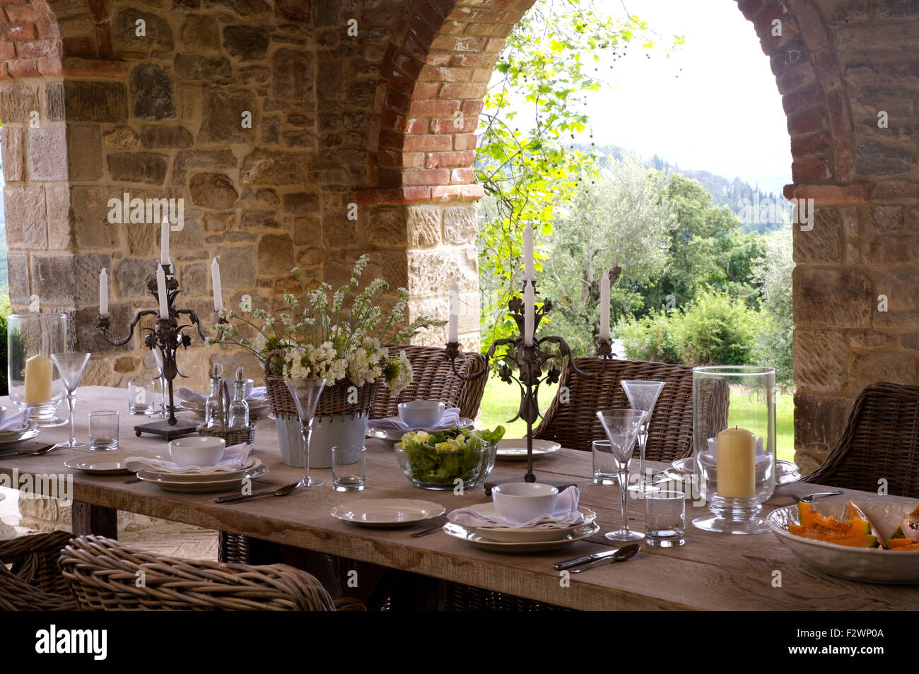 Tavolo per il pranzo sulla veranda del paese italiano villa Foto Stock