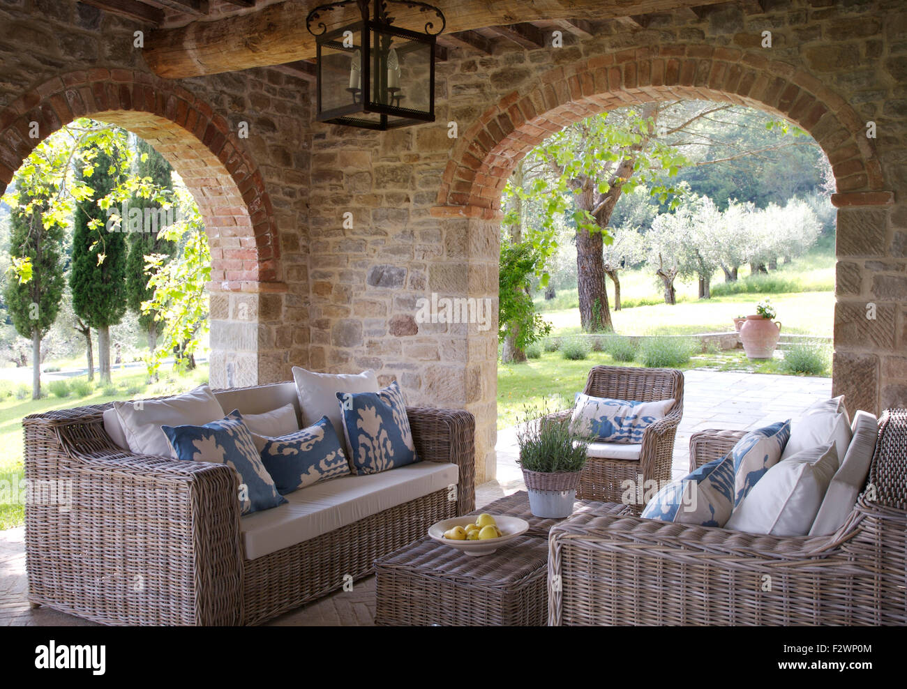 Modellato e carta bianca comune e nuova cuscini sui divani in vimini sulla  veranda del paese italiano villa con vista sul giardino Foto stock - Alamy