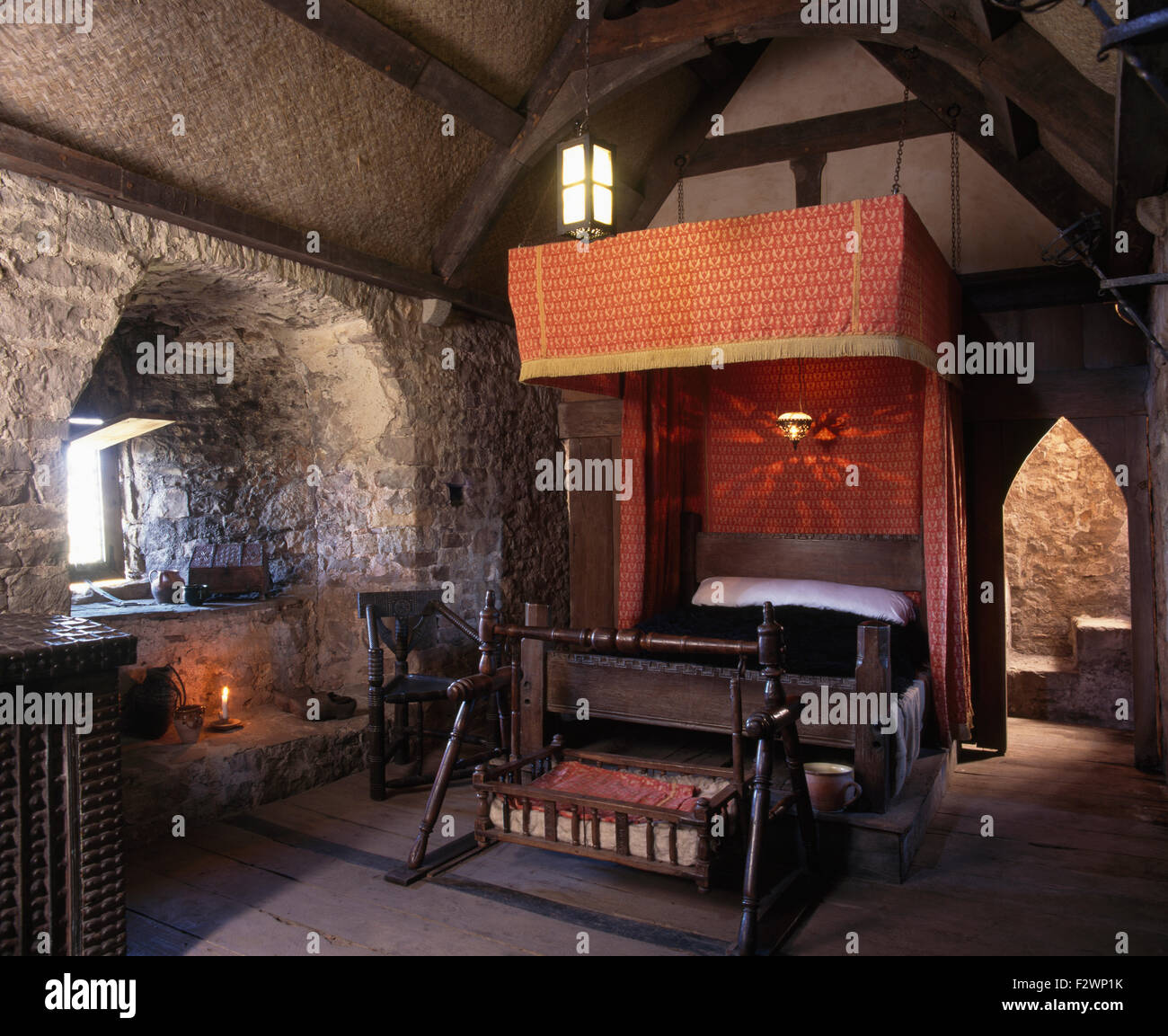 Tester per metà letto in una camera da letto medievale con una quercia culla basculante Foto Stock
