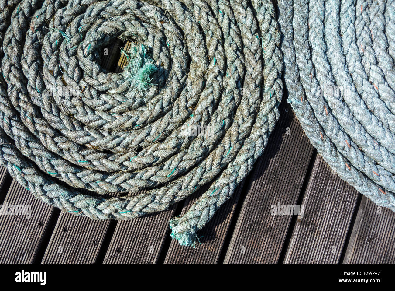 In prossimità dei due spiralato corde intrecciate / intrecciati di cime sul ponte della barca Foto Stock