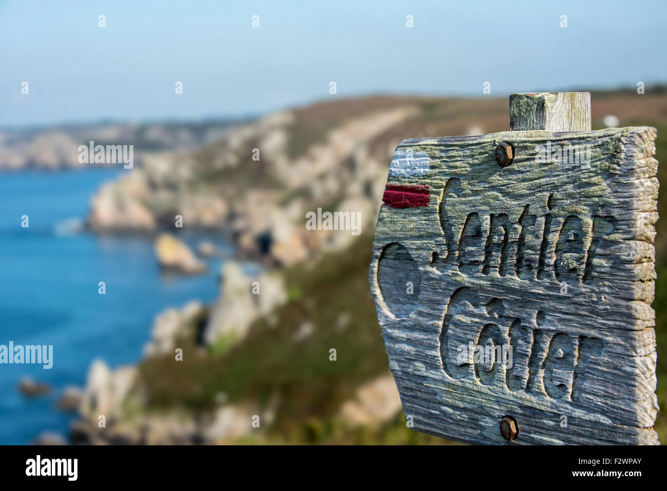 Meteo legno-picchiato cartello del sentiero costiero Sentier Côtier lungo la costa bretone in Bretagna, Francia Foto Stock