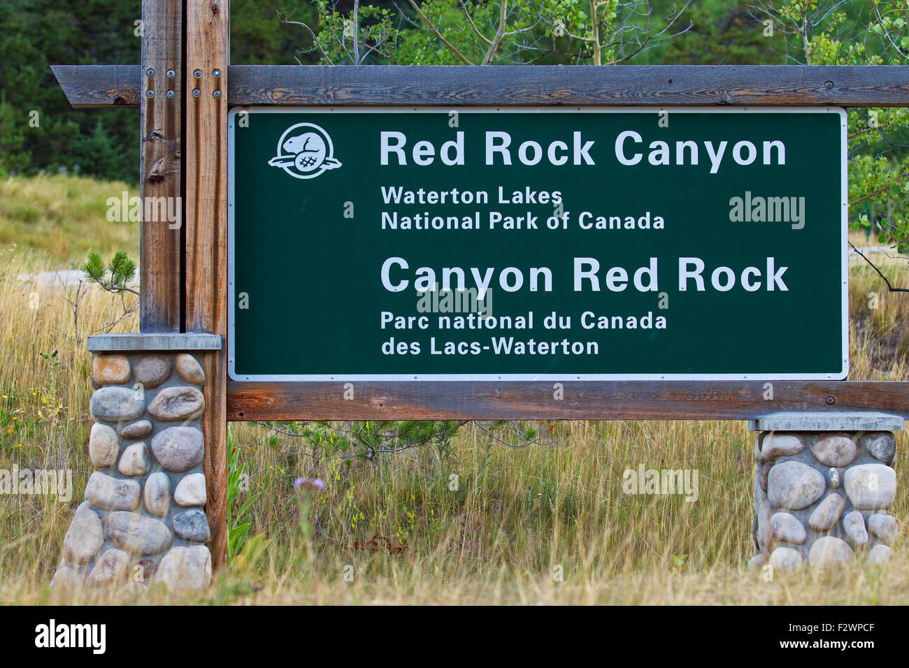 Segno di benvenuto al Red Rock Canyon, il Parco Nazionale dei laghi di Waterton, Alberta, Canada Foto Stock