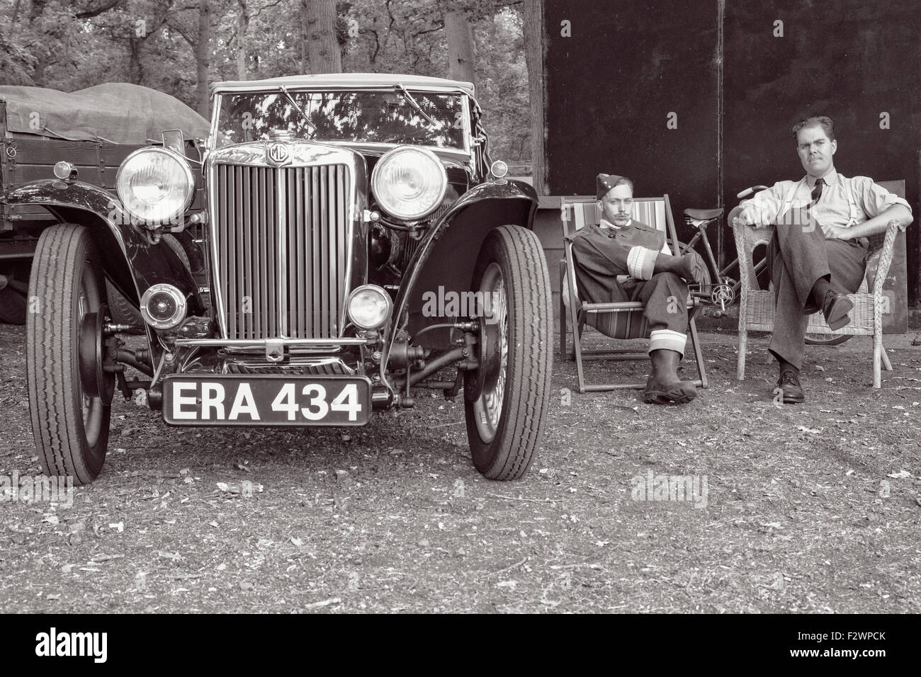 1937 mg TA autovettura negli anni quaranta in scena con la RAF aviatori rilassante (storia viva in bianco e nero) Foto Stock