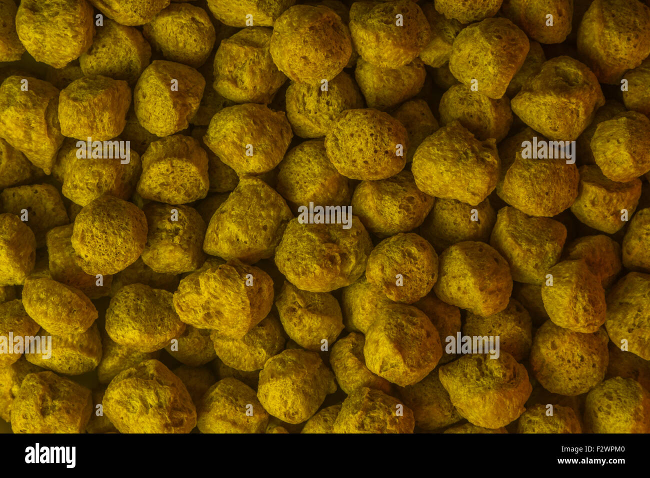 Close-up di soia essiccato / semi di soia Semi di pezzi - Utilizzato in cibo vegetariano / cucina. Ora di soia al centro di USA-Cina commercio guerra tariffaria. Prodotti a base di soia concept Foto Stock