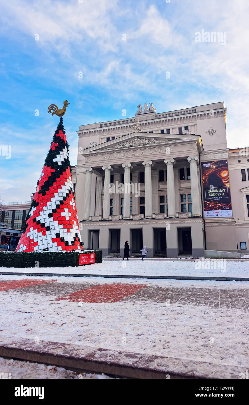 Albero di natale di fronte all Opera Nazionale Lettone edificio in riga in un chiaro giorno d'inverno. Riconosciuto come un vivere tesoro nazionale, divenne il centro di Riga di attività musicale in una sola volta Foto Stock