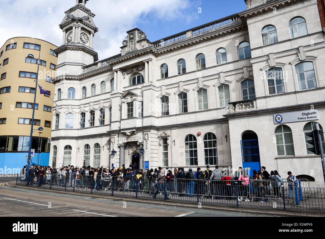 Gli studenti internazionali coda per registrarsi con OVRO - visitatori stranieri Records Office Foto Stock