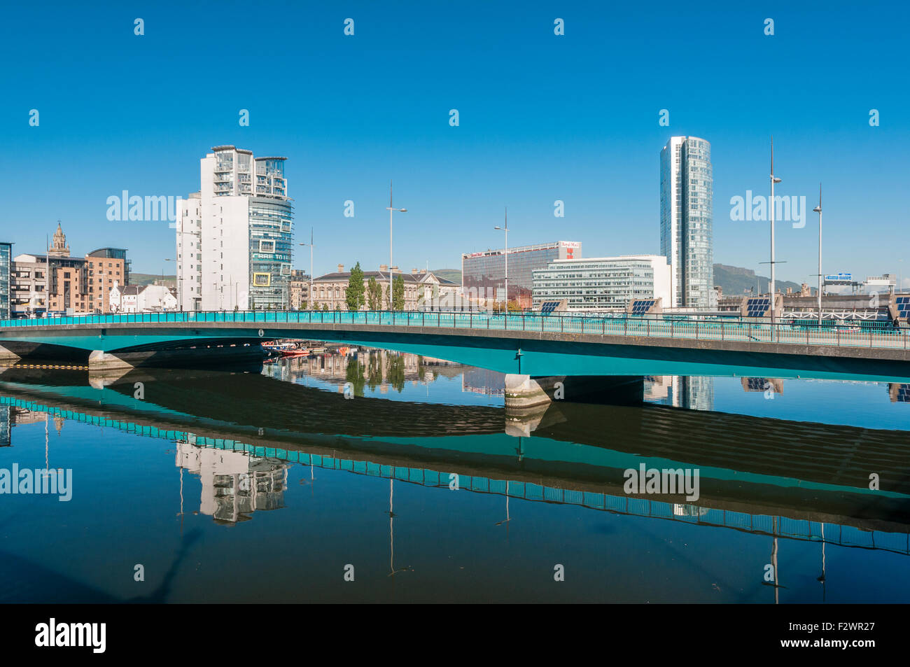 La barca e la Obel appartamento edifici alti sulle rive del fiume Lagan, Belfast Foto Stock