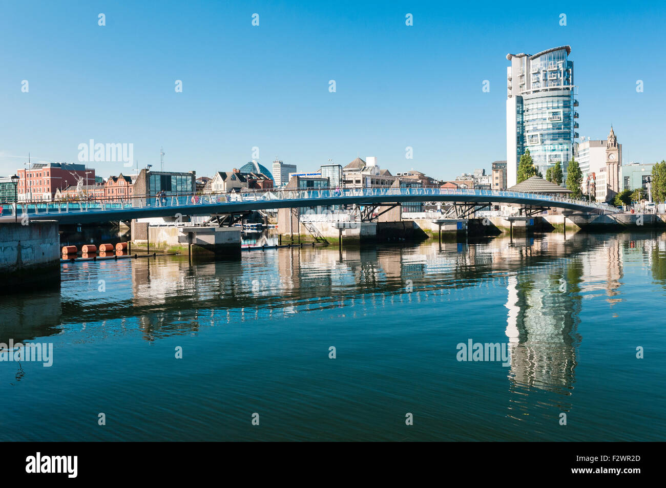 La barca di uffici e appartamenti alto edificio sulle rive del fiume Lagan, Belfast Foto Stock