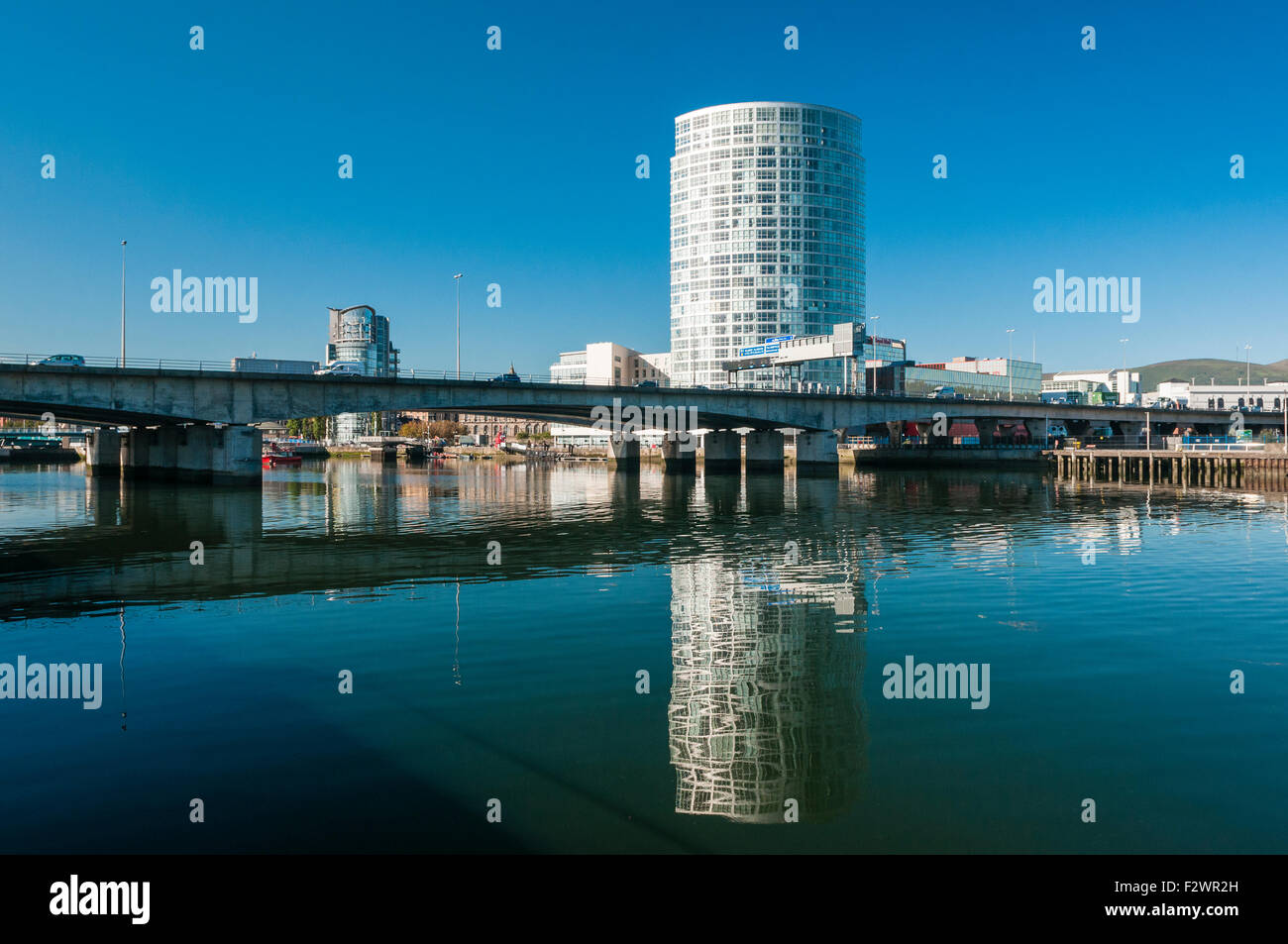 La Obel ufficio e appartamento alto edificio sulle rive del fiume Lagan, Belfast Foto Stock