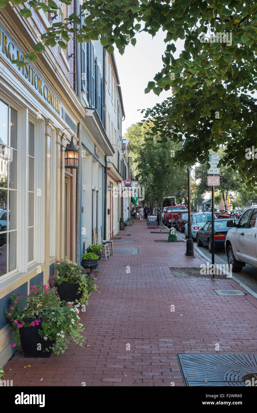 Fila di negozi e caffetterie in Caroline Street, Fredericksburg, VA Foto Stock