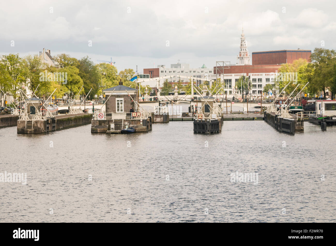 Il Magere Brug ('Skinny ponte") sul fiume Amstel di Amsterdam, costruito prima del 1691. Questa versione costruita nel 1934. Foto Stock