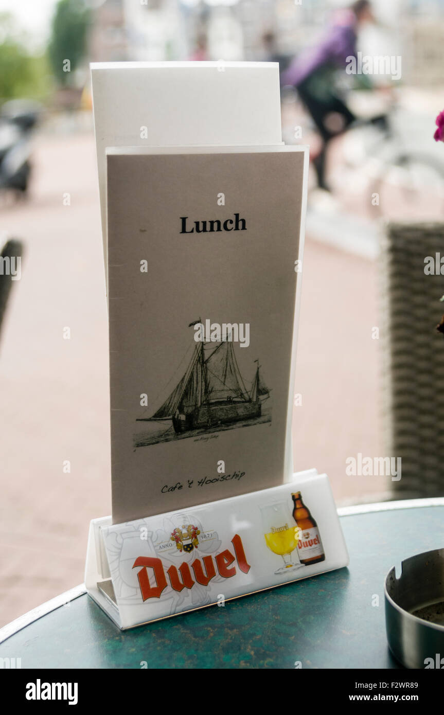Il menu del pranzo su un tavolo fuori da un bar in Amsterdam Foto Stock