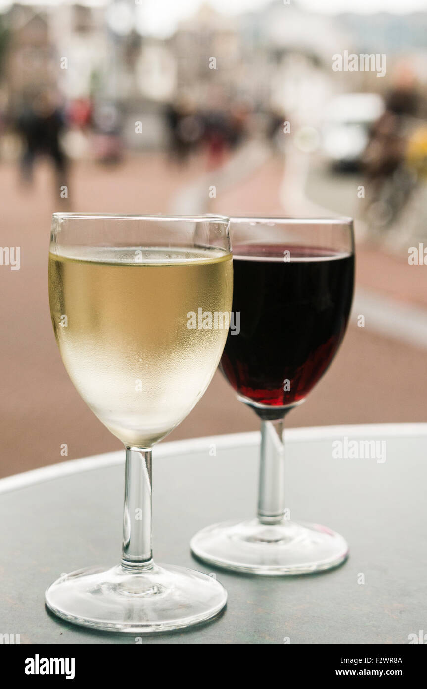 Bicchieri di vino bianco e rosso su un tavolo fuori da un bar in Amsterdam Foto Stock