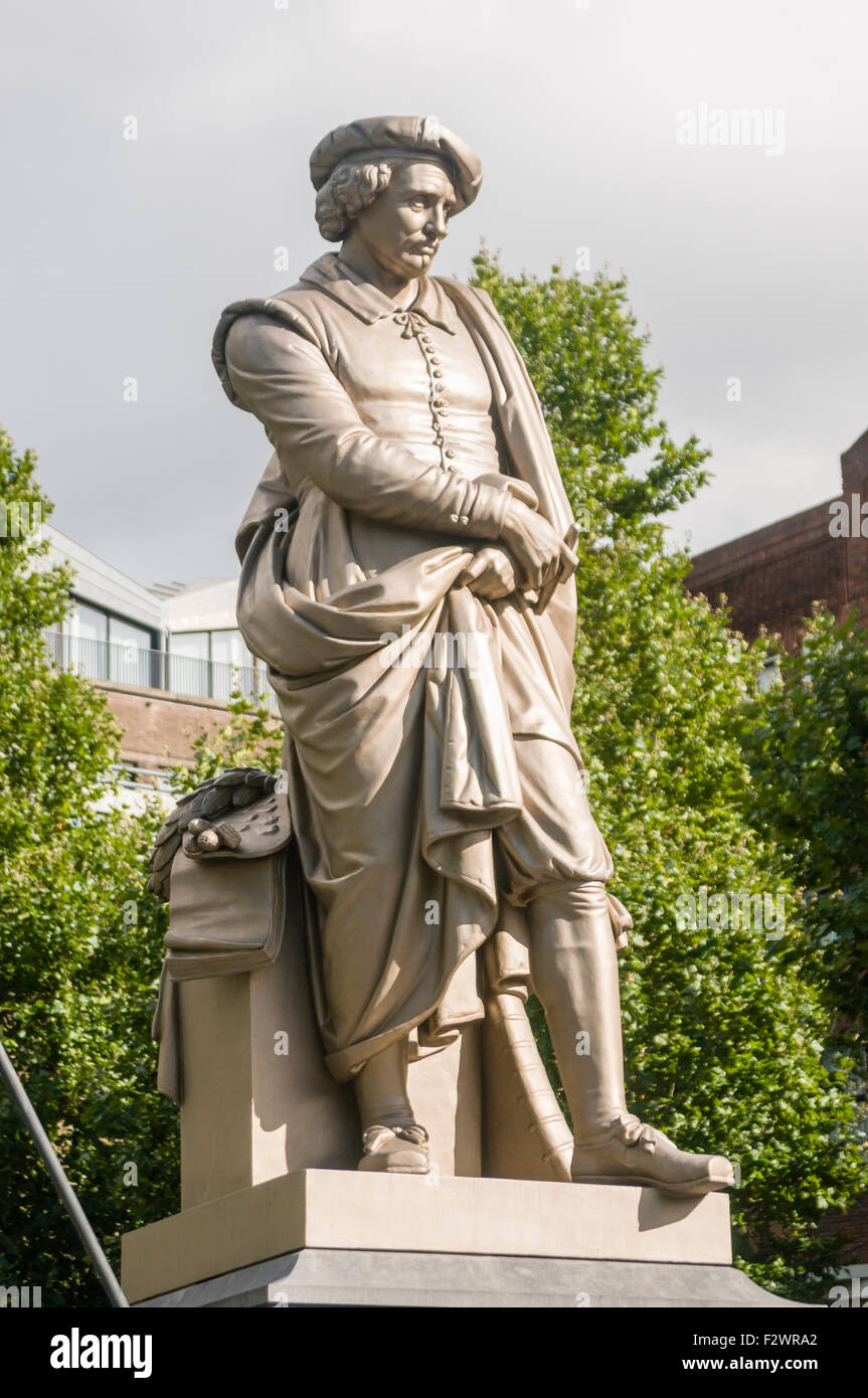 Statua di Rembrandt Harmenszoon van Rijn, il pittore olandese in piazza Rembrandt, piazza Rembrandt, Amsterdam Foto Stock