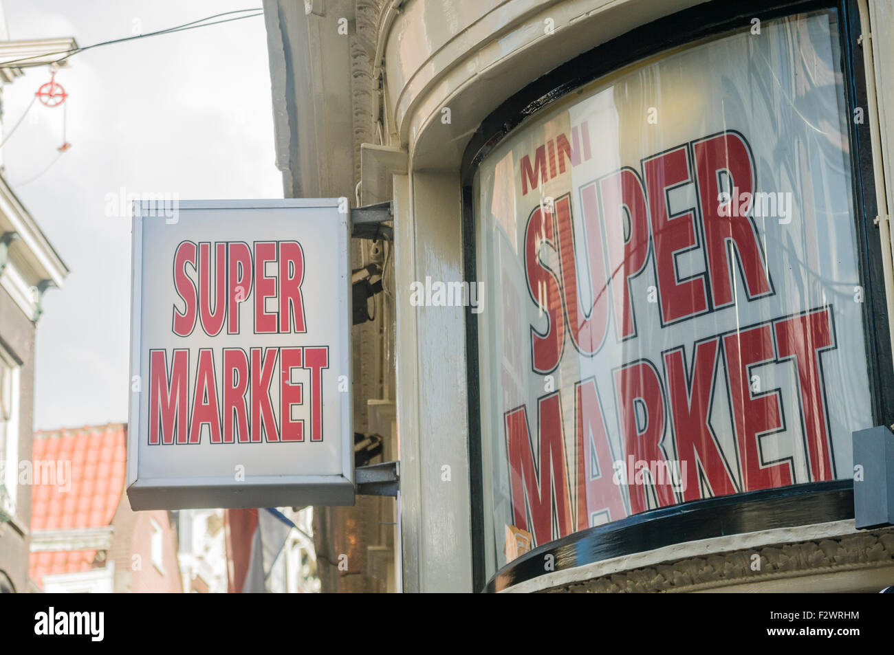 Segno al di fuori di un mini supermercato Foto Stock