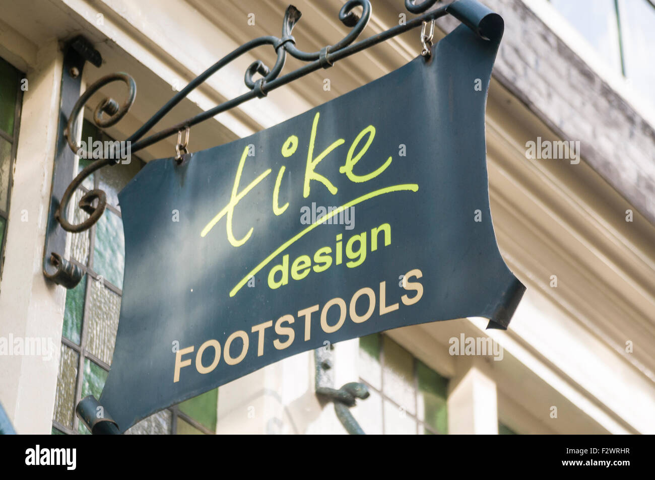 Segno per il Design Tike, creatore del designer footstools. Foto Stock
