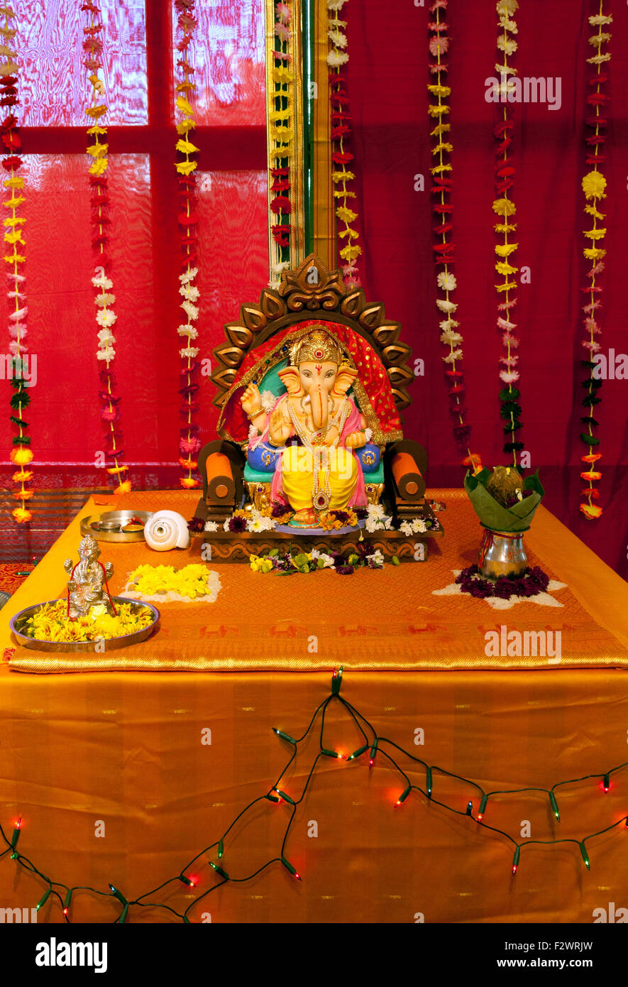 Un altare al Dio indù Ganesha o Ganesh, la lettura di un tempio indù, Reading, Berkshire England Regno Unito Foto Stock