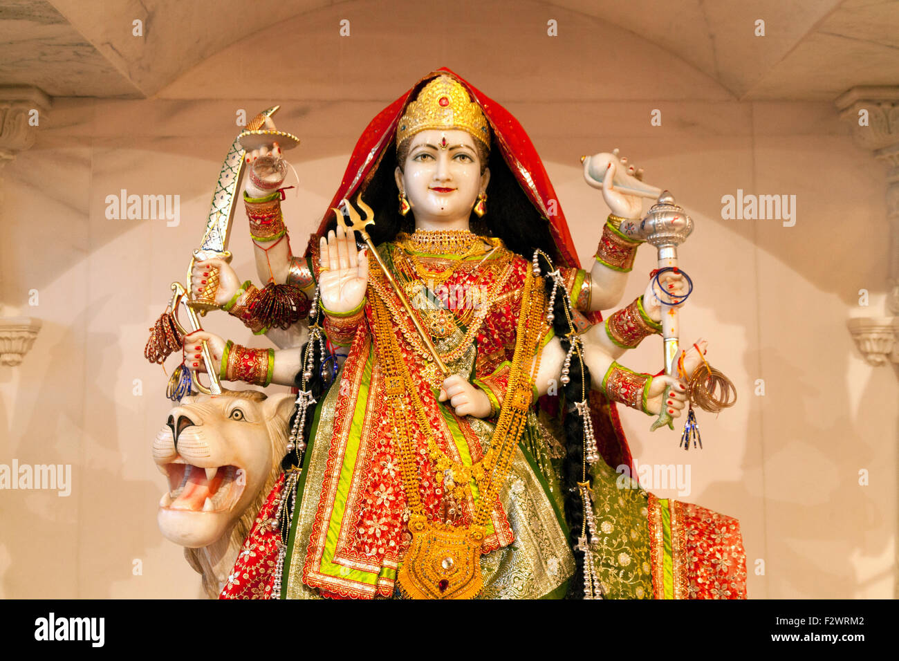 Una statua del dio indù Durga, un guerriero dea; la lettura di un tempio indù, Reading Berkshire England Regno Unito Foto Stock