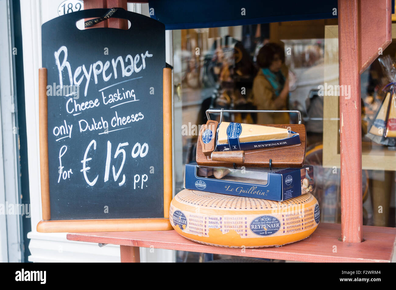 Segno al di fuori di un formaggio Olandese shop pubblicità lezioni di degustazione, Amsterdam Foto Stock