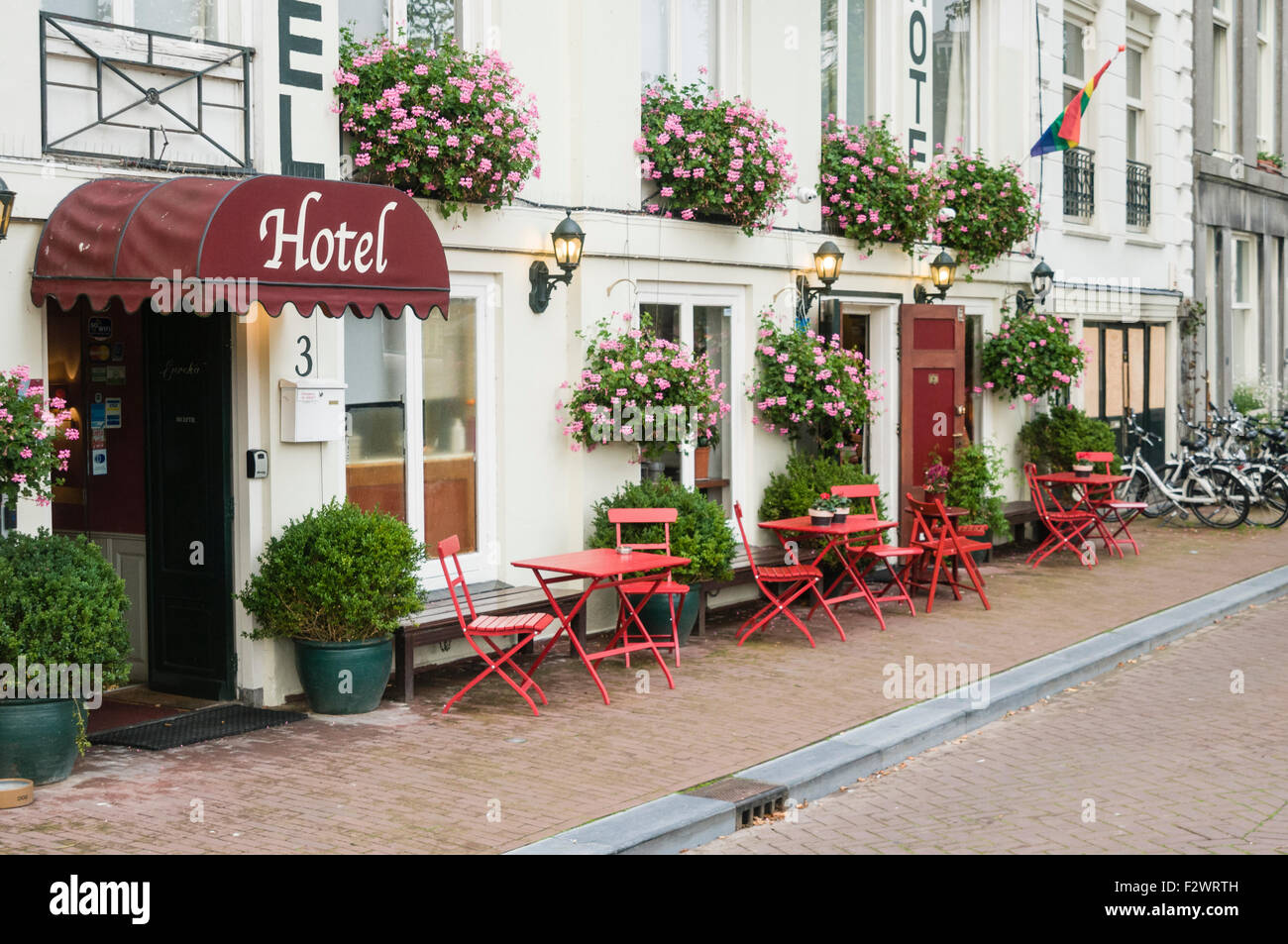 Hotel in Amsterdam con windowboxes pieno di fiori. Foto Stock