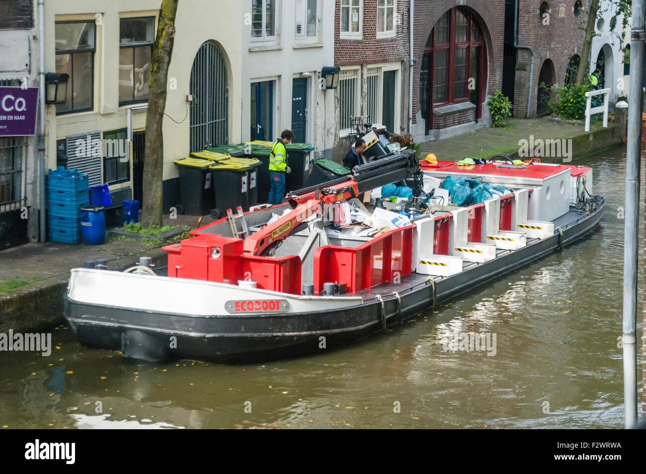 Chiatta su un canale in Utrecht per raccogliere la spazzatura dalle case Foto Stock