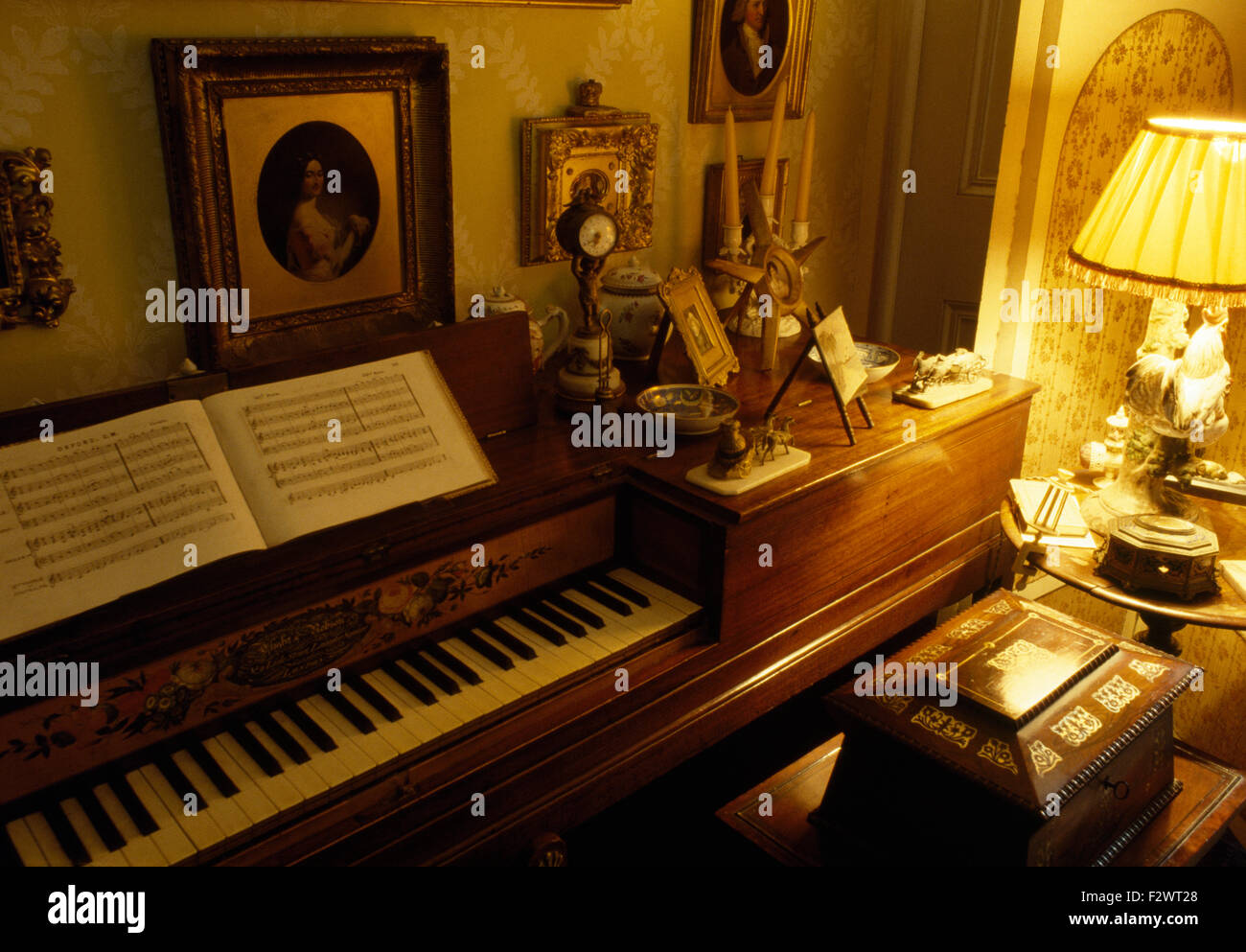 Close-up di antico pianoforte e lampada accesa Foto Stock