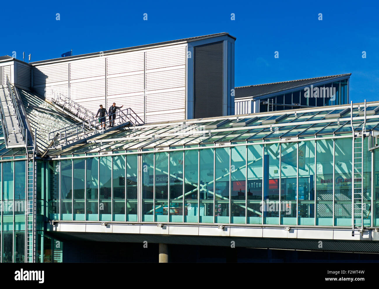 Due Operai sul tetto il Princes Quay shopping centre di Kingston upon Hull, East Riding of Yorkshire, Inghilterra, Regno Unito Foto Stock