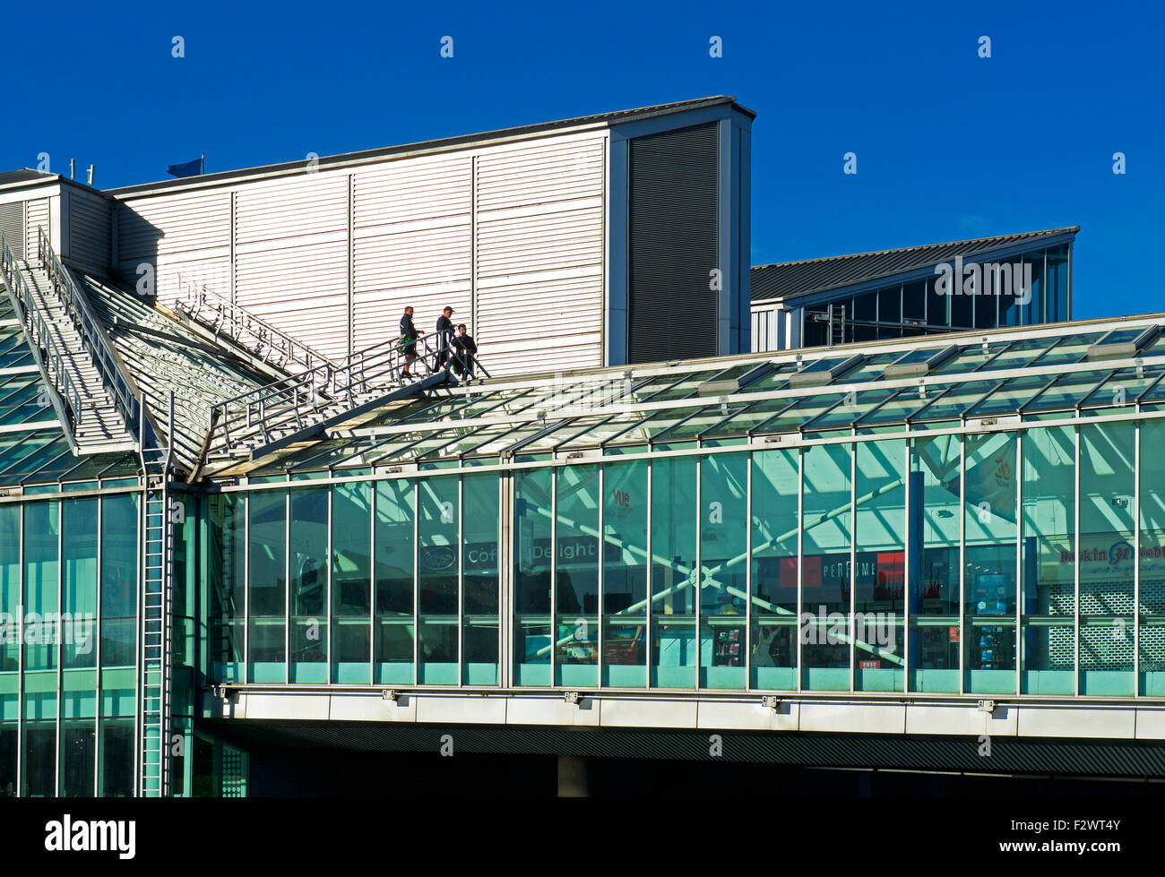 Tre operai sul tetto il Princes Quay Shopping Centre, Kingston tre Hull, East Riding of Yorkshire, Inghilterra, Regno Unito Foto Stock