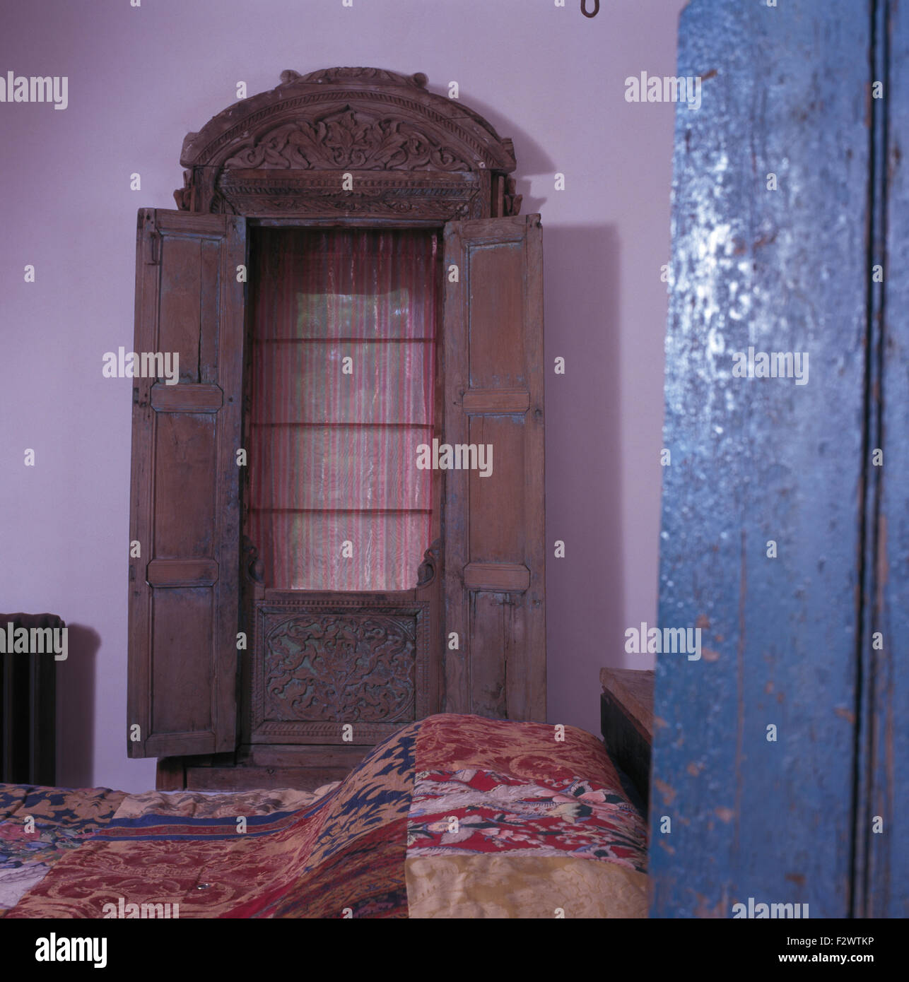 Indian cornice intagliata in legno, sulla finestra insolito stile etnico degli anni novanta camera da letto Foto Stock