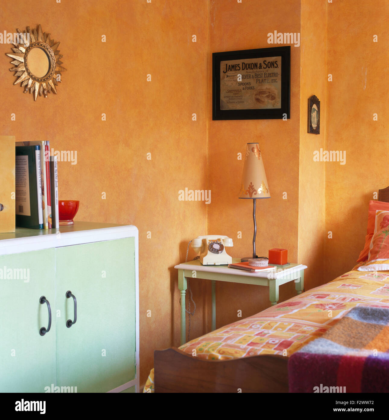 Dipinti in stile anni cinquanta credenza negli anni novanta la camera da letto di colore arancione con spugnatura effetto di vernice sulle pareti Foto Stock