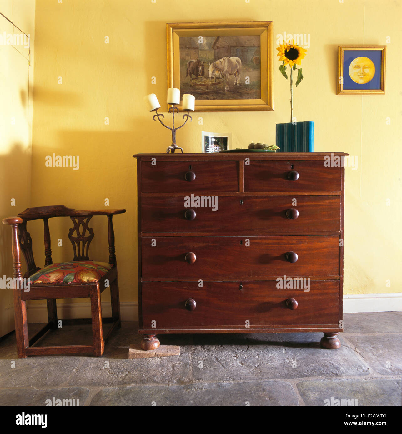 Cassettiera antica e sedia in camera da letto giallo Foto stock - Alamy