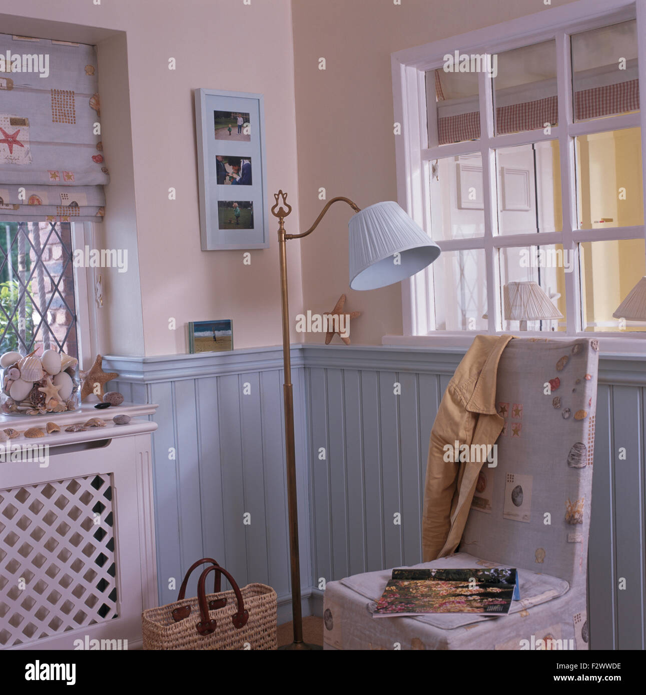 Ottone lampada standard in bagno con pale blue tongue+scanalatura dado carenatura Foto Stock
