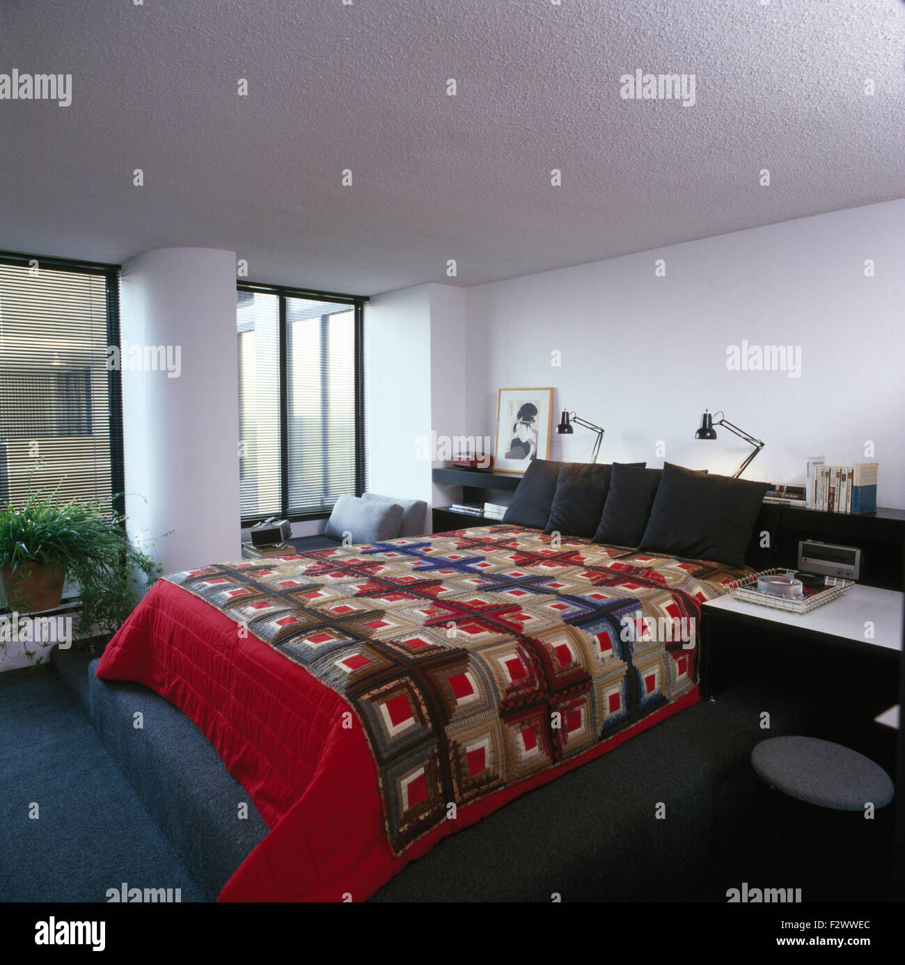 Mosaico sul letto in un livello diviso in camera da letto degli anni novanta city apartment Foto Stock