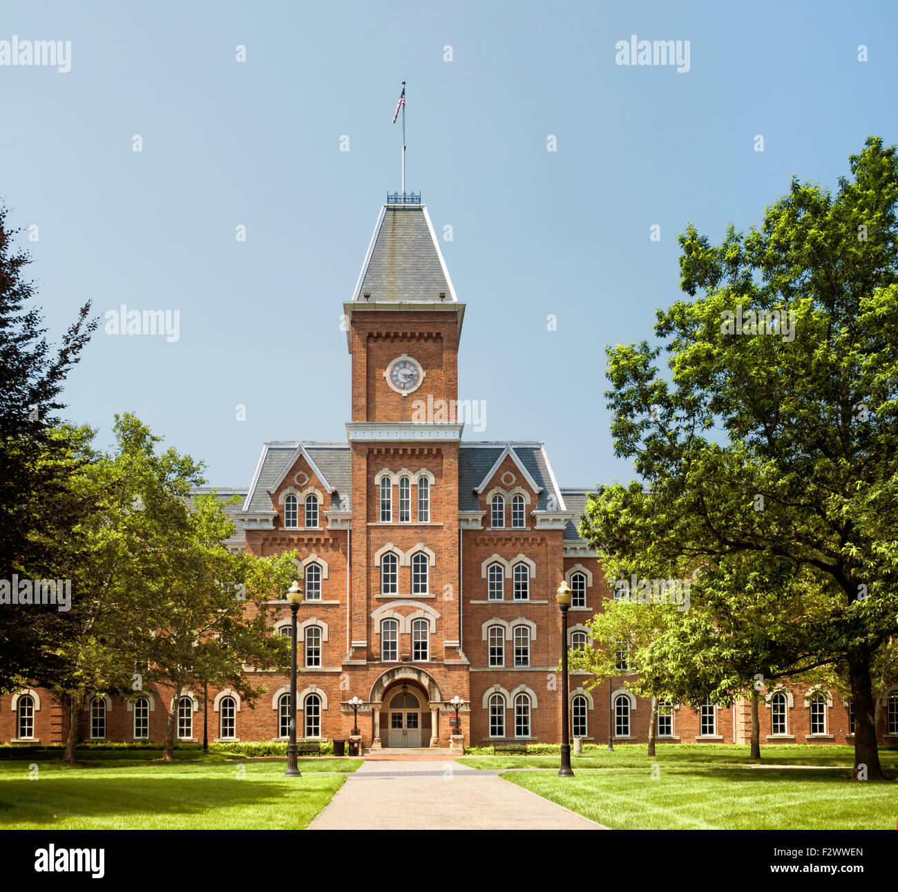 Università Hall, la Ohio State University di Columbus, Ohio, con la bandiera americana blu cielo e spazio copia in estate. Foto Stock