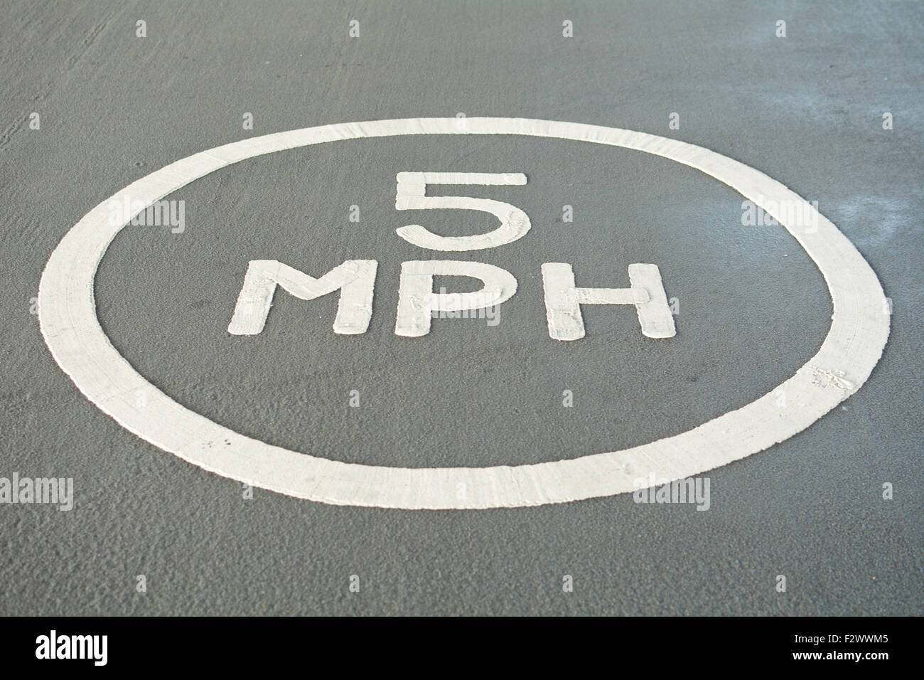 5 km/h il limite massimo di velocità segno dipinto sulla massa nel parco auto Foto Stock