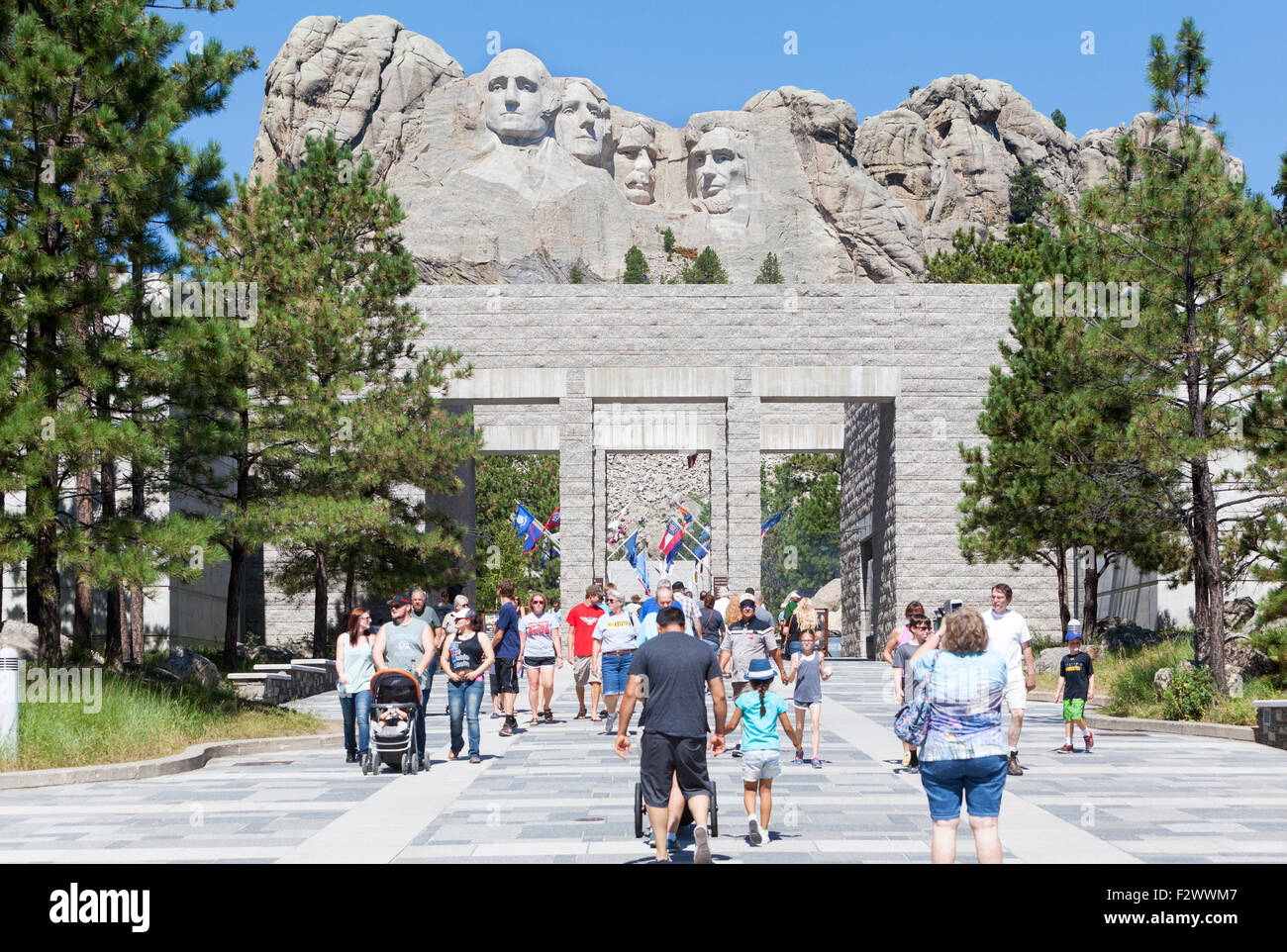 Una vista di visitatori, turisti, famiglie vedendo il Monte Rushmore National Memorial, South Dakota. Foto Stock