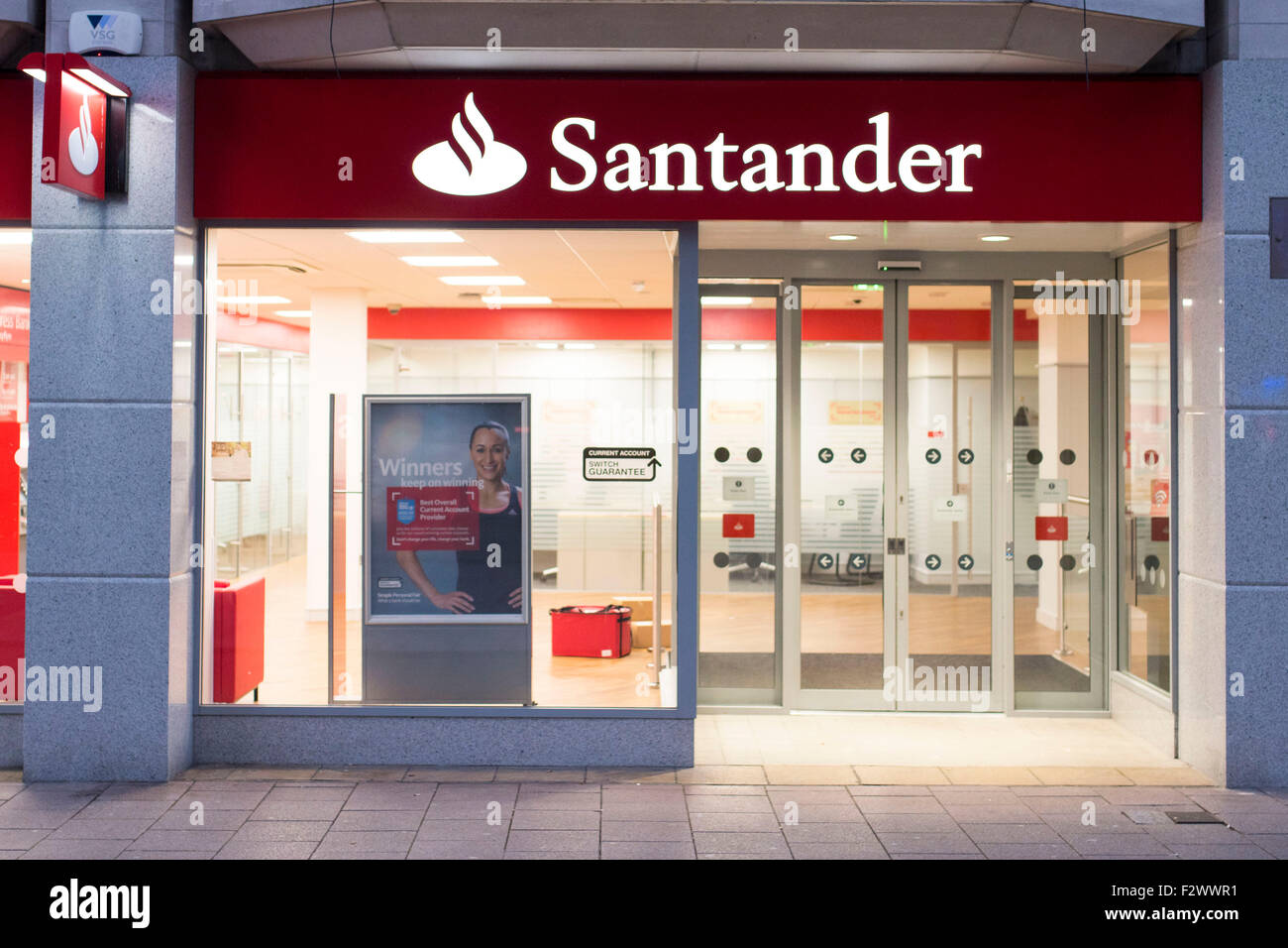 Santander banca su high street a Cardiff, nel Galles del Sud. Foto Stock