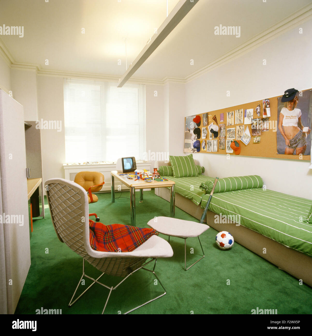 Colore verde brillante tappeto nel ragazzo adolescente degli anni novanta  della camera da letto con il verde listati biancheria letti montato Foto  stock - Alamy