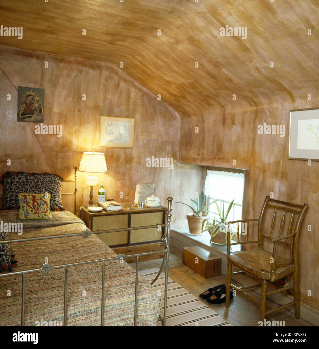 Insolita di trascinamento per effetto di vernice sulle pareti e sul soffitto della camera da letto degli anni ottanta Foto Stock
