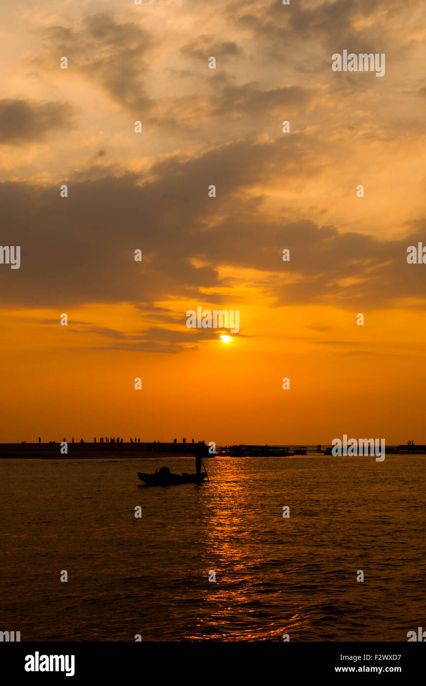 Una barca con Sunset e cielo giallo sul mare e lago backwaters, paesaggio in india @ Poovar, Kerala, India Foto Stock