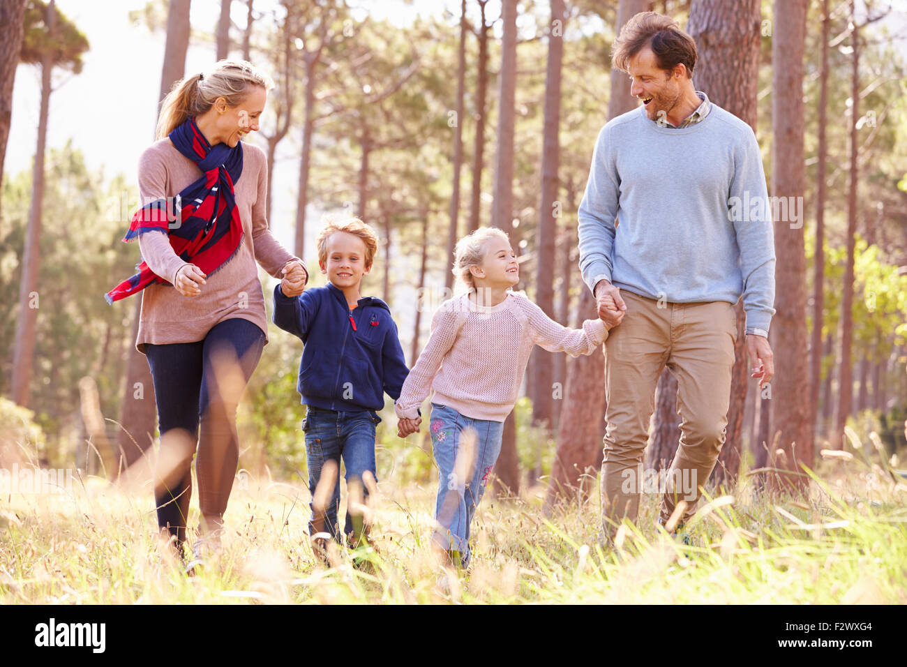 La famiglia passeggiate a piedi in campagna Foto Stock