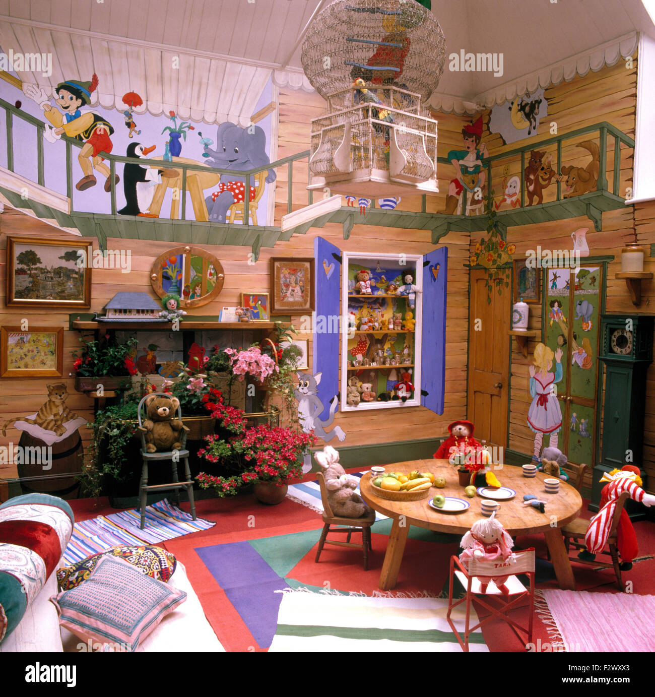 Trompe-l'oeil dipinti murali di personaggi di cartoni animati sulla parete di bambini ingombra la camera da letto degli anni ottanta Foto Stock