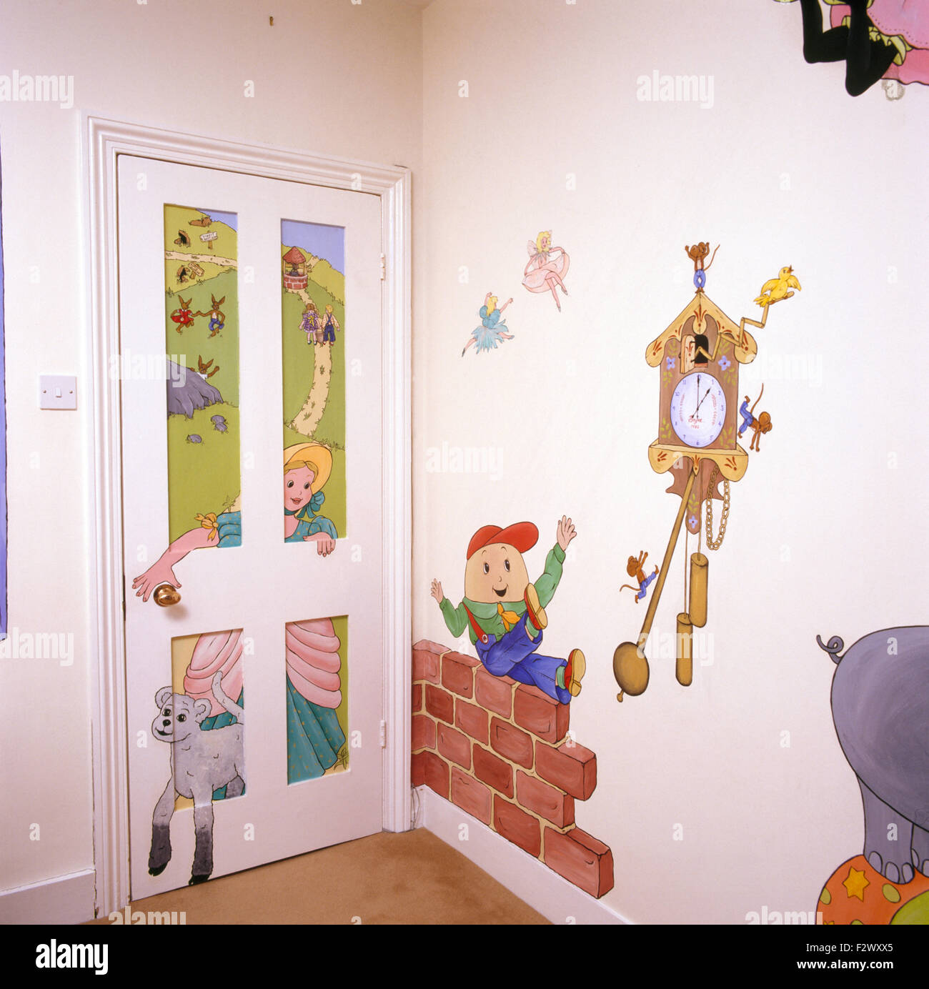 Filastrocca caratteri dipinta sulla porta e parete in bambini camera da letto degli anni ottanta Foto Stock